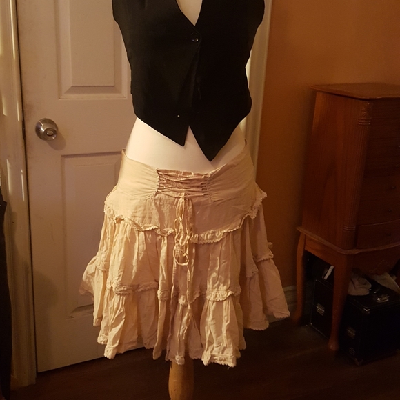 Very Nice Lace Front Minni Skirt - Picture 3 of 8